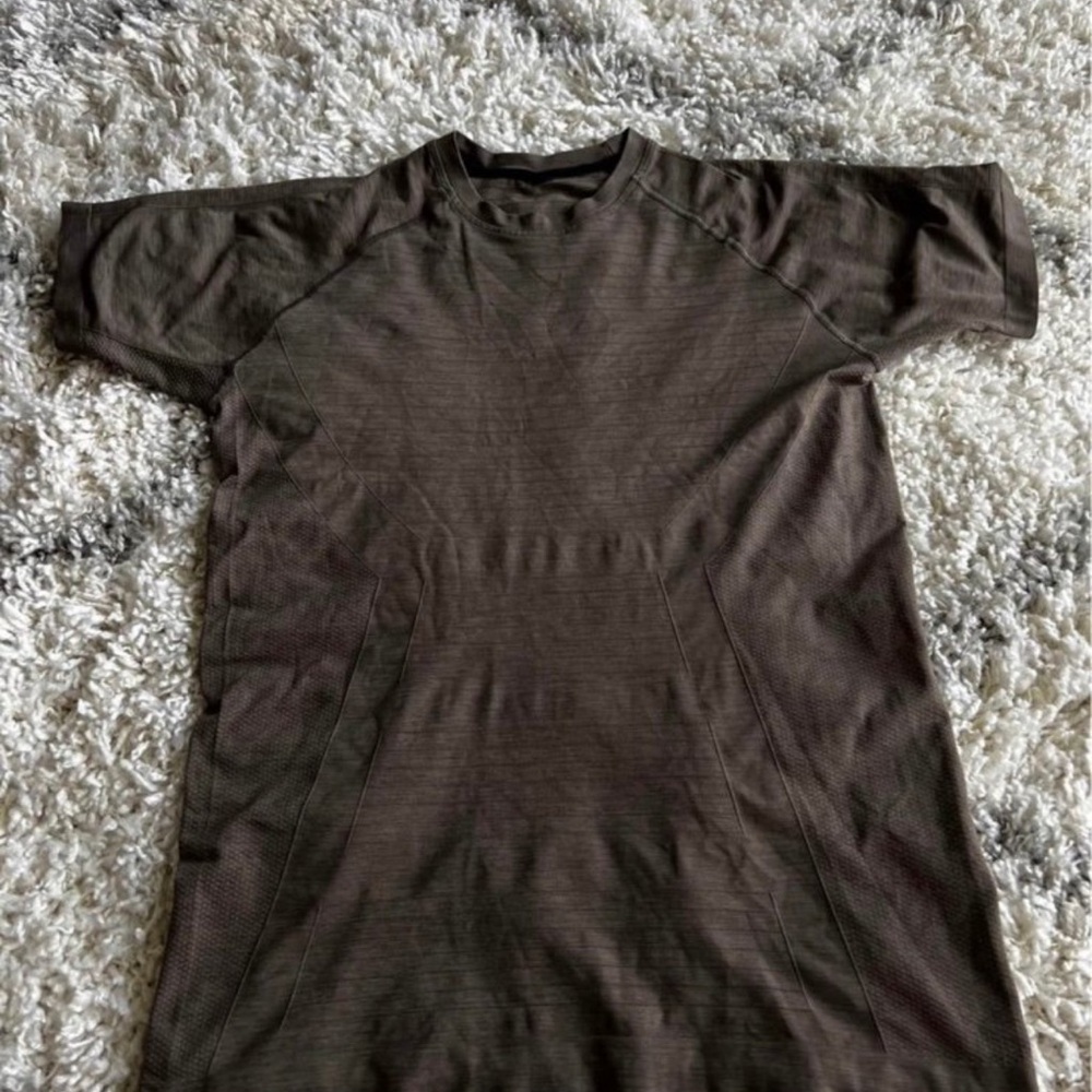 Mens Alphalete t-shirt. Size large.